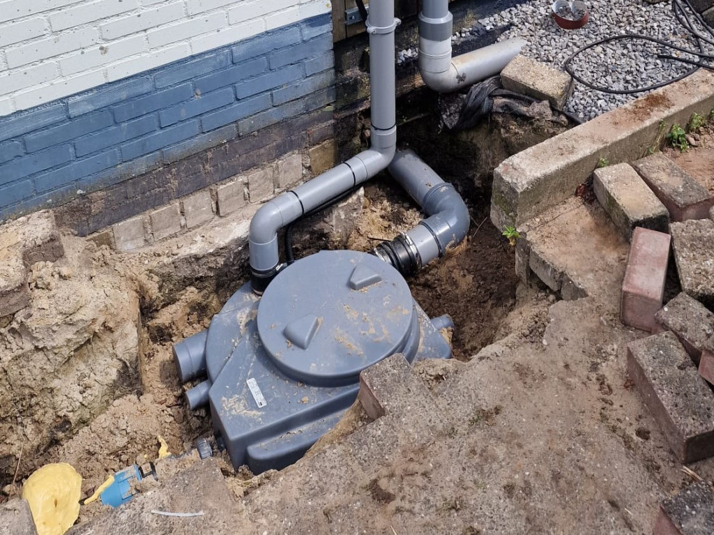 Installatie ondergrondse pomp voor bijgebouw 